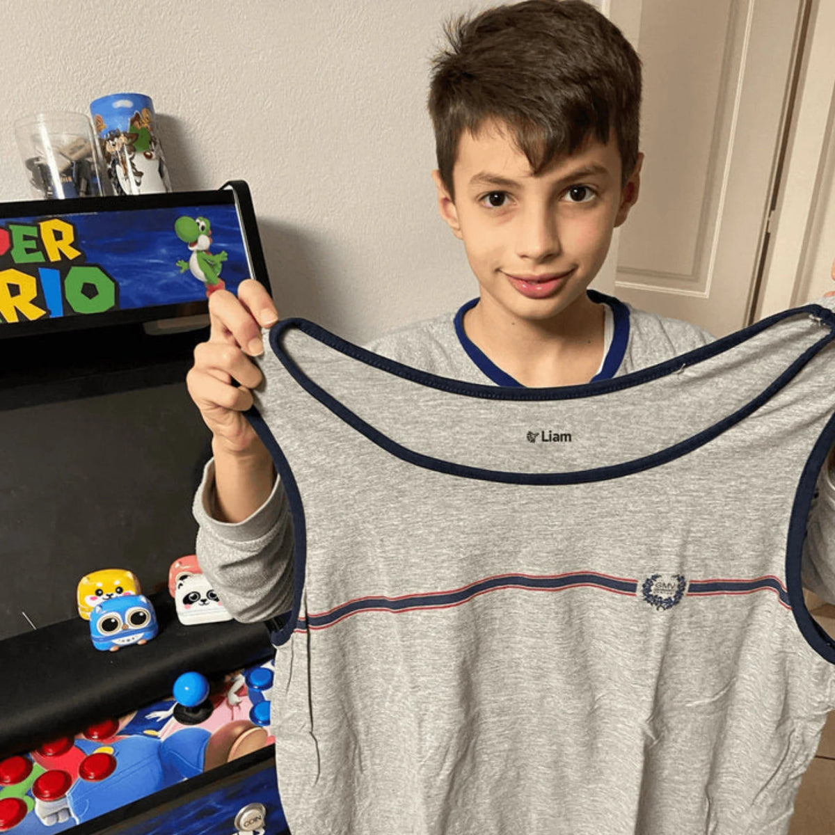Enfant montrant son chandail marqué à son prénom